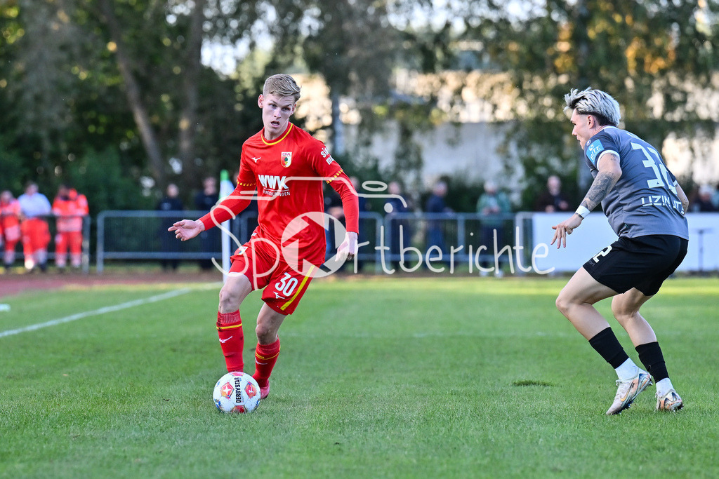 FC Augsburg - SSV Ulm 1846 Fussball | im Duell Anton KADE (FC Augsburg 30) und Niklas KÖLLE (SSV Ulm 32) / Zweikampf / Testspiel: FC Augsburg - SSV Ulm 1846 Fussball; TSV Burgau Sportzentrum am 08.10.2025