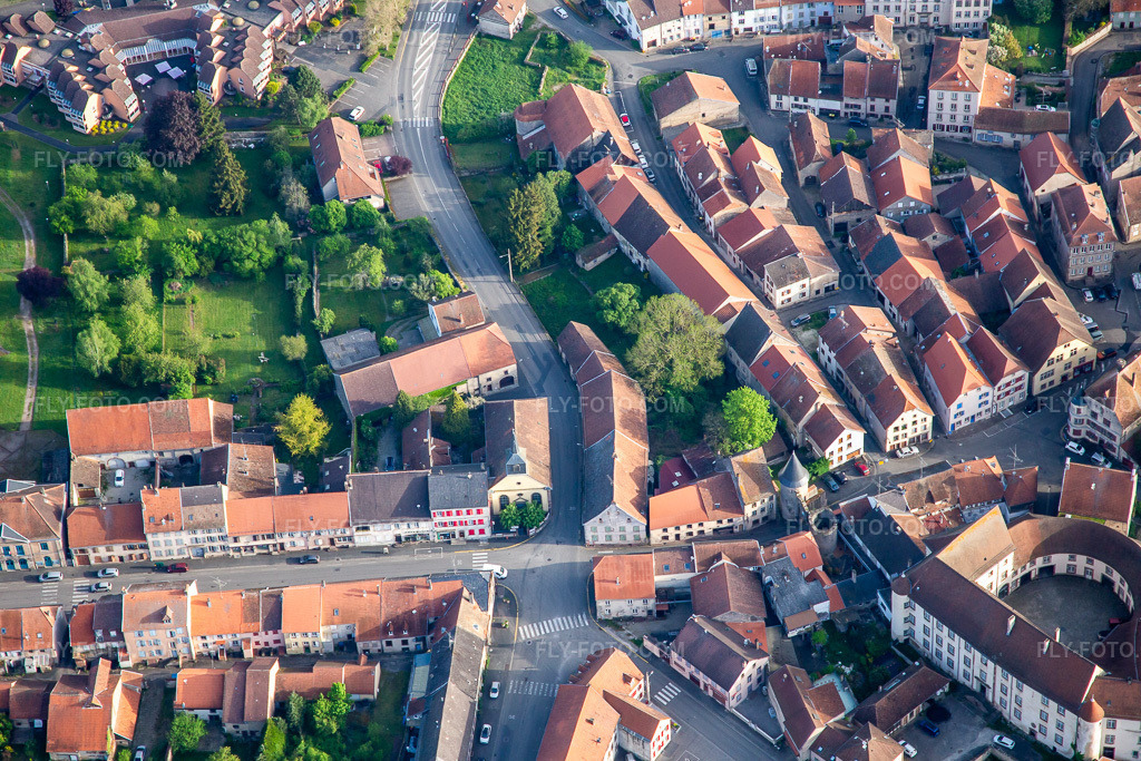 Aerial view: Rue des Remparts in Fénétrange in the state Moselle, France.Photo: IMG_140610.jpg taken on 05/01/2024 by Werner Riehm/FLY-FOTO.comResolution of the original: 5472 x 3648 px