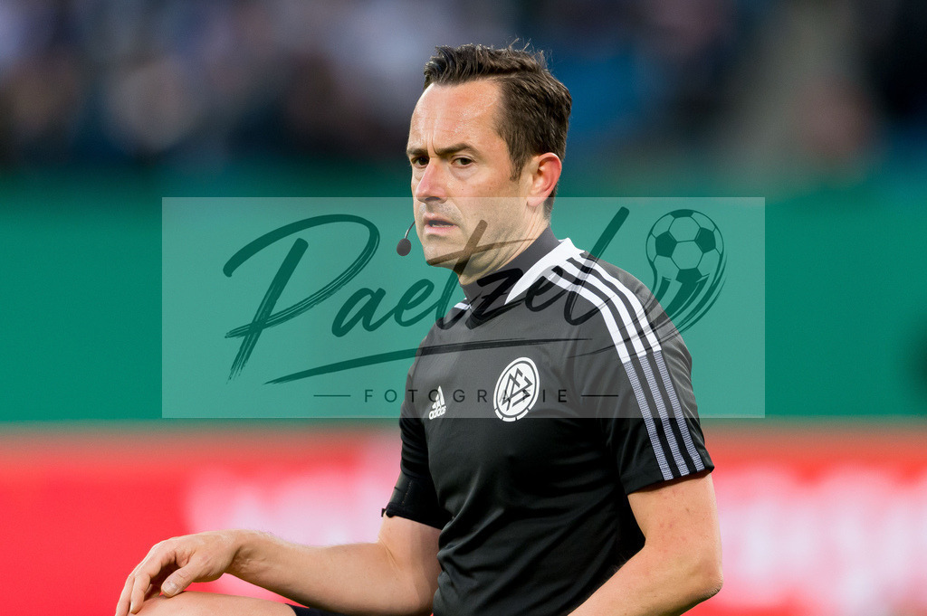 HSVSCF20220419_284 | Fussball, Herren: Referee assistent Markus Sinn schaut beim DFB-Pokal-Halbfinalspiel zwischen Hamburger SV und SC Freiburg im Volksparkstadion am 19.04.2022 in Hamburg, Deutschland.DFB / DFL REGULATIONS PROHIBIT ANY USE OF PHOTOGRAPHS AS IMAGE SEQUENCES AND/OR QUASI-VIDEO. - Realisiert mit Pictrs.com