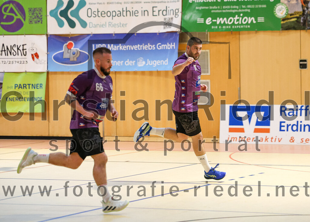 2024-09-21_035_SpVgg_Altenerding_gegen_TSV_1861_Mainburg | Erding, Deutschland, 21.09.2024:Handball, Bezirksoberliga Männer 2024 / 2025, 1. Spieltag, SpVgg Altenerding gegen TSV 1861 Mainburg, Endergebnis: 36:20Sebastian Förster (SpVgg Altenerding, #66), Christian Loris (SpVgg Altenerding, #11)Foto: Christian Riedel / fotografie-riedel.net