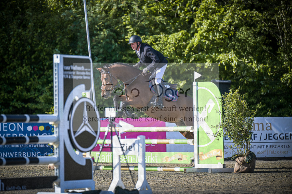 DOS_6990 | Entdecke hochwertige Reitturnierfotos von Foto Oger. Professionell, emotional und authentisch – jetzt Lieblingsmomente im Shop bestellen.Deutschlandweite Turnierfotografie. - Realisiert mit Pictrs.com