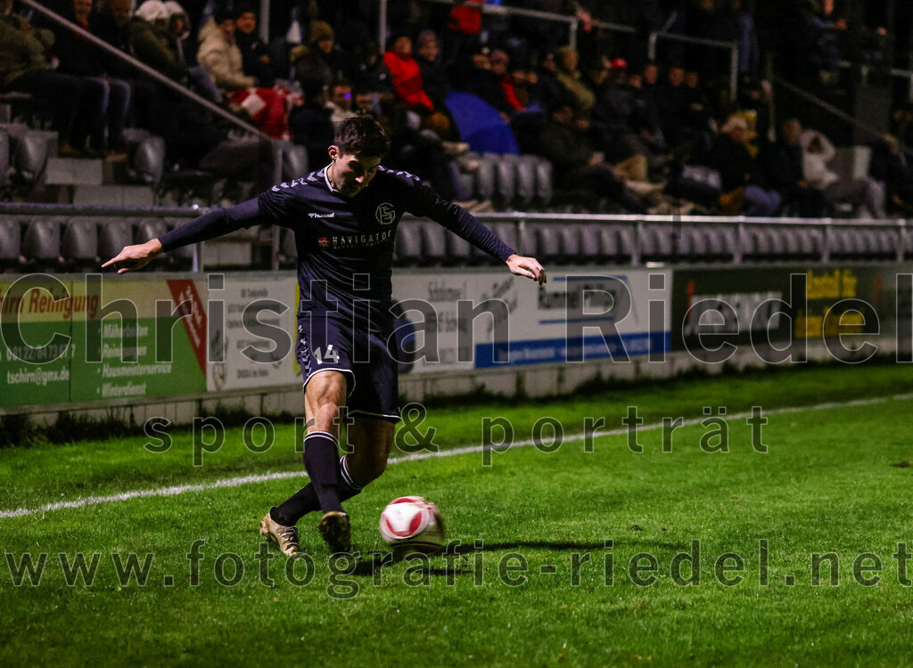 2023-11-03_099_FC_Schwaig_gegen_TuS_Holzkirchen | Oberding, Deutschland, 03.11.2023:
Fußball, Landesliga Südost 2023 / 2024, 19. Spieltag, FC Schwaig gegen TuS Holzkirchen, Endergebnis: 4:1

Johannes Empl (FC Schwaig, #14)

Foto: Christian Riedel / fotografie-riedel.net