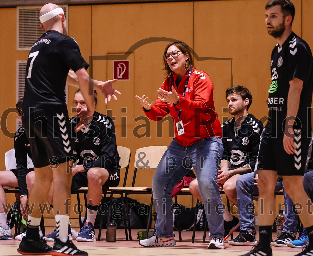 2024-11-09_038_SpVgg_Altenerding_gegen_TV_Altoetting | Erding, Deutschland, 09.11.2024:Handball, Bezirksoberliga Männer 2024 / 2025, 6. Spieltag, SpVgg Altenerding gegen TV Altötting, Endergebnis: 26:22Felix Zepf (TV Altötting, #7), Trainerin Katrin Noserke (TV Altötting), Tobias Huber (TV Altötting, #25)Foto: Christian Riedel / fotografie-riedel.net