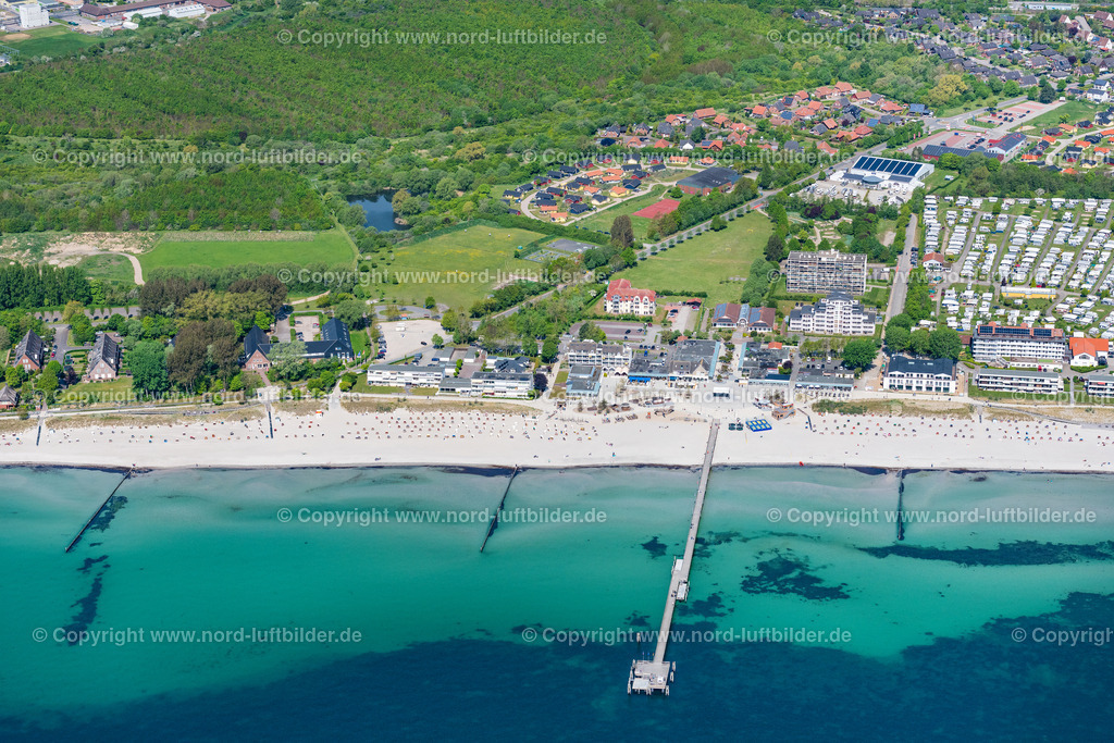 Grossenbrode_ELS_9006150522 | GROßENBRODE 15.05.2022 Ortsansicht an der Meeres-Küste der Ostsee in Großenbrode im Bundesland Schleswig-Holstein. // Townscape on the seacoast of Baltic Sea in Grossenbrode in the state Schleswig-Holstein. Foto: Martin Elsen