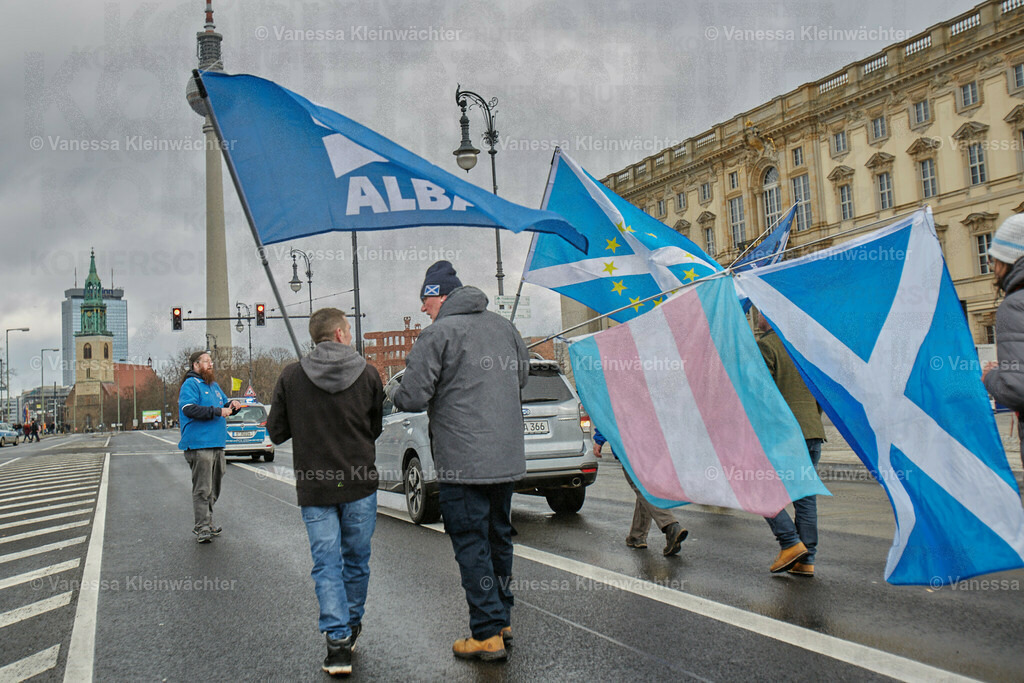 #IndyBerlin23 - Demonstration für schottische Unabhängigkeit | Rund 60 Personen ziehen am 11.03.2023 mit einer Demonstration vom Brandenburger Tor an der Britischen Botschaft vorbei zum Roten Rathaus, um die Unabhängigkeit Schottlands zu fordern.

On March 11, 2023, approx. 60 people rally in support of the Scottish independence, marching from Brandenburg Gate via the British Embassy to the Red Town Hall.  - Realisiert mit Pictrs.com