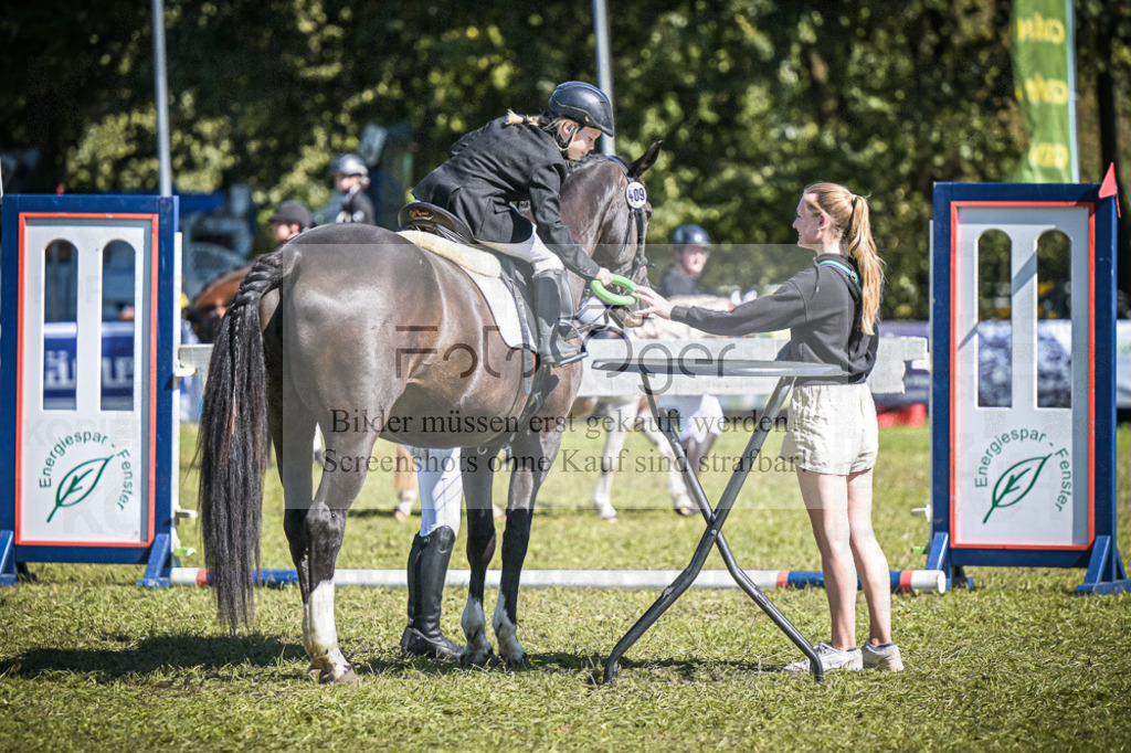 DOS_0208 | Entdecke hochwertige Reitturnierfotos von Foto Oger. Professionell, emotional und authentisch – jetzt Lieblingsmomente im Shop bestellen.Deutschlandweite Turnierfotografie. - Realisiert mit Pictrs.com