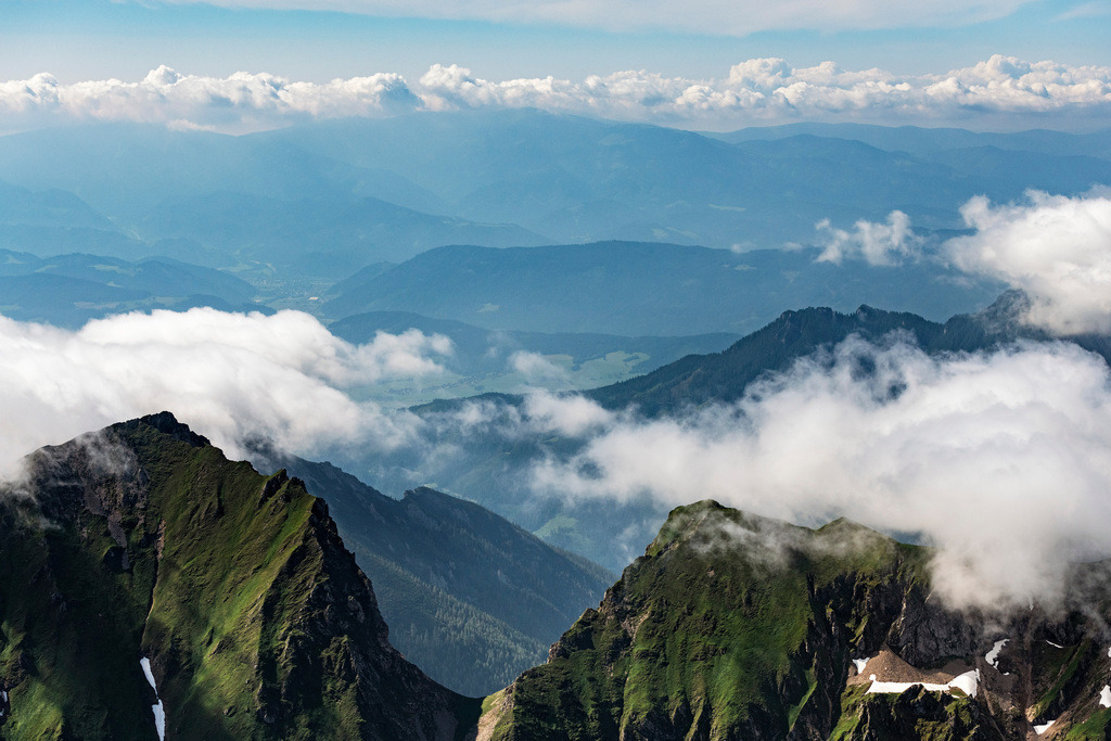 dr__0025711.jpg | EISENERZ 25.06.2019 Wolken am Gipfel der Tullingeralm in den Ennstaler Alpen in der Felsen- und Berglandschaft in Eisenerz in Steiermark, Österreich. // Clouds on Rocky and mountainous landscape of Tullingeralm in den Ennstaler Alpen in Eisenerz in Steiermark, Austria. Foto: Daniel Reiter