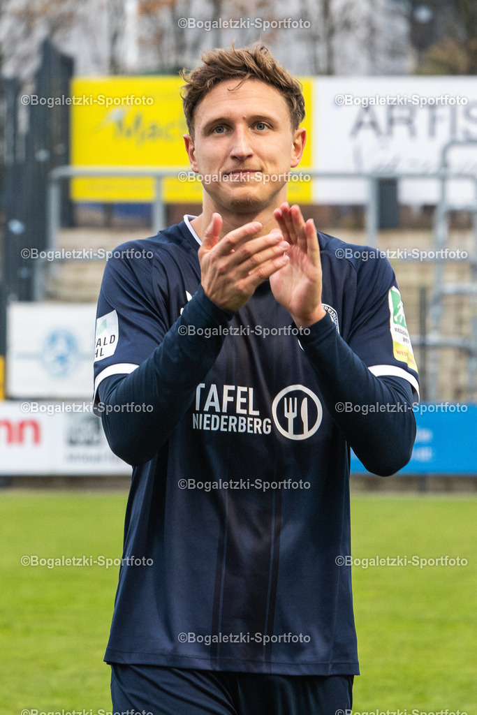 Robin Hilger #17 | 08.11.2025, Fußball, Regionalliga West, SSVg Velbert - SC Wiedenbrück: Robin Hilger (SSVg Velbert #17) beklatscht den Sieg mit den Fans - Realisiert mit Pictrs.com