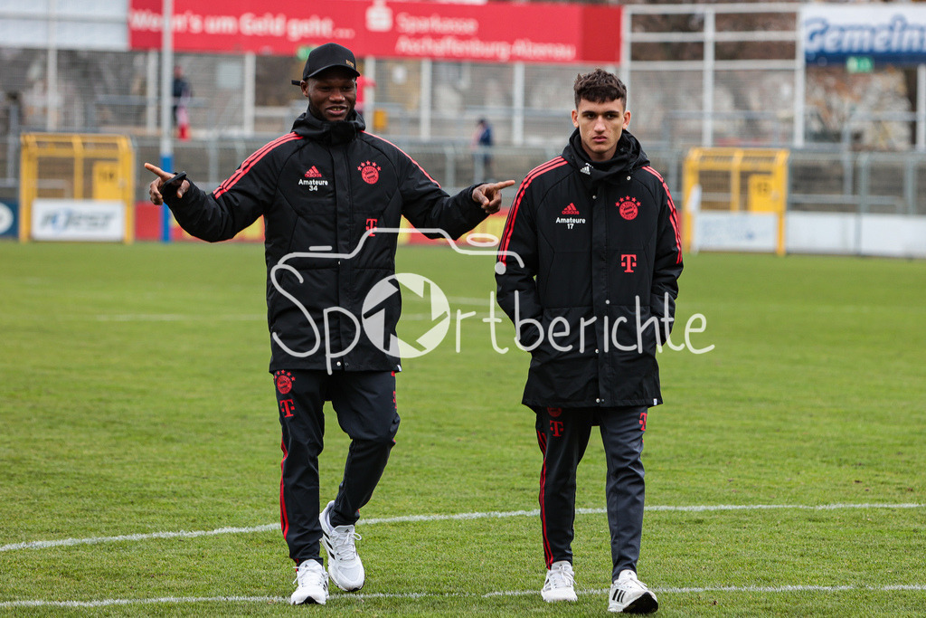 SV Vikoria Aschaffenburg - FC Bayern Amateure | Die Spieler der Amateure sind in Aschaffenburg eingetroffen und begutachten den Platz nochmal vor der Partie / Younes AITAMER (FCB #17) / Desiere SEGBE AZANKPO (FCB #34)