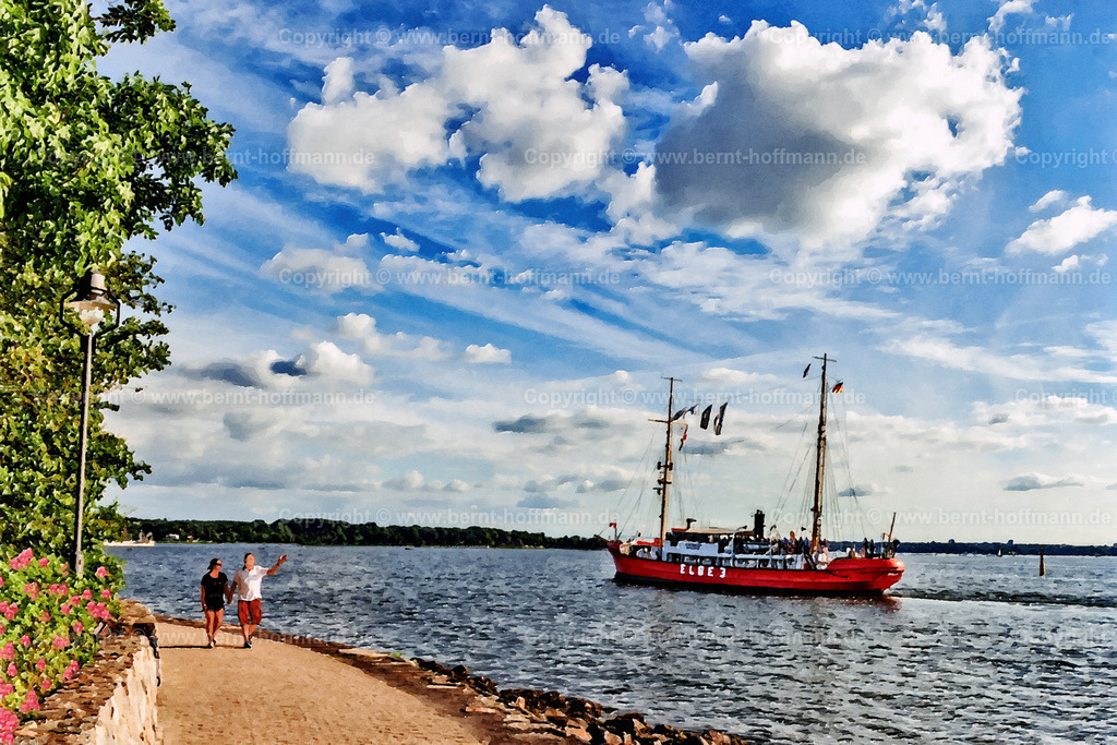 PDM2_5965_Heikendorf-Uferweg_150x100 | DIGITALKUNST. Spaziergang an der Kieler Förde. __ Promenade bei Heikendorf an einem sonnigen Sommertag mit Spaziergängern. Historisches Feuerschiff " ELBE 3 " auf der Kieler Förde mit Fahrtrichtung Hafen Heikendorf. __ Seitenverhältnis = 3 zu 2. - Realisiert mit Pictrs.com