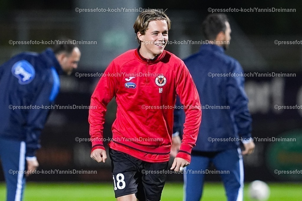 xYDR31102501092 | 31.10.2025, xydrx, Fußball, 3.Liga, FC Viktoria Köln - FC Ingolstadt 04, Saison 2025 2026, Sportpark Höhenberg: Tim Kloss (FC Viktoria Köln #18)   DFB regulations prohibit any use of photographs as image sequences and or quasi-video.