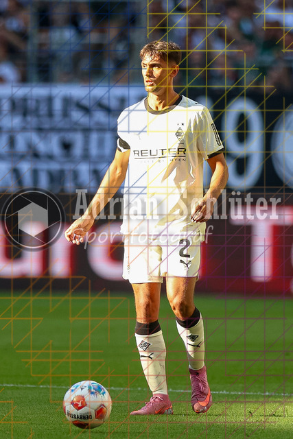 Borussia Mönchengladbach vs Hamburger SV - Bundesliga  | Mönchengladbach, Deutschland, 24.08.25:   Fabio Chiarodia (Borussia Mönchengladbach) in Aktion am Ball, Einzelaktion waehrend des Spiels der Bundesliga zwischen Borussia Mönchengladbach vs Hamburger SV im Stadion im Borussia Park(Foto von Brauer-Fotoagentur / Adrian Schlueter)