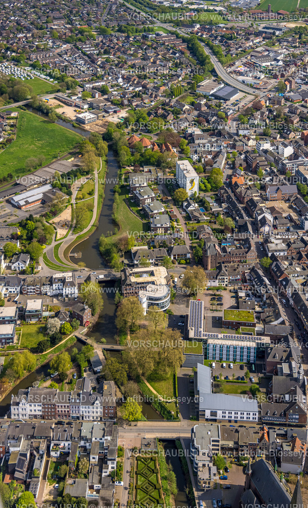 Goch240402680 | Luftbild, Innenstadtansicht Wohngebiet mit Stadtpark und Park Nierswelle am Fluss Niers, Susbrücke, Goch, Niederrhein, Nordrhein-Westfalen, Deutschland