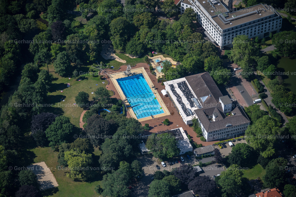 4035470 | BRAUNSCHWEIG 31.07.2020 Schwimmbecken des Freibades Bürgerbadepark und das Hallenbad an der Nimes-Straße in Braunschweig im Bundesland Niedersachsen, Deutschland. Weiterführende Informationen bei: Stadtbad Braunschweig Sport und Freizeit GmbH. // Swimming pool of the open-air swimming pool Buergerbadepark and the indoor swimming pool on street Nimes-Strasse in Braunschweig in the federal state of Lower Saxony, Germany. Further information at: Stadtbad Braunschweig Sport und Freizeit GmbH. Foto: Gerhard Launer