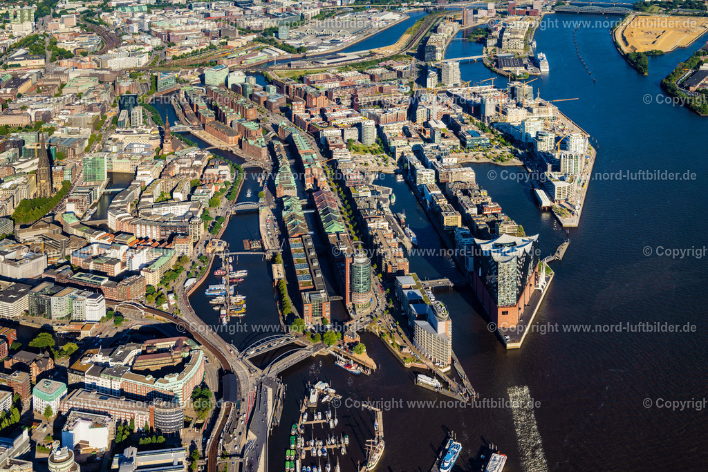Hamburg_Speicherstadt_ELS_5680040923 | HAMBURG 07.09.2023 Gebäude, Straßen und Kanäle der Hafencity und Speicherstadt in Hamburg, Deutschland. // Buildings, streets and canals of the Hafencity and Speicherstadt in Hamburg, Germany. Foto: Martin Elsen