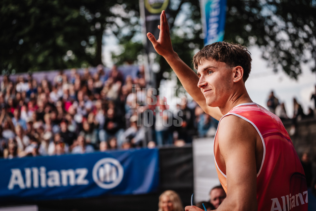 Beachvolleyball | Männer | Allianz German Beach Tour 2025 | Tourstop Düsseldorf | 18.05.2025 | Kristians Fokerots läuft ins Stadion ein