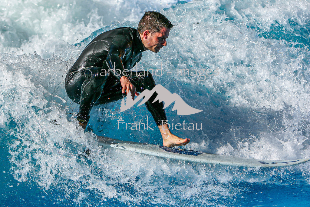 NR6J0434 | Surfen, in Bayerischen Gefinlden meist nur auf künstlichen Wellen machbar