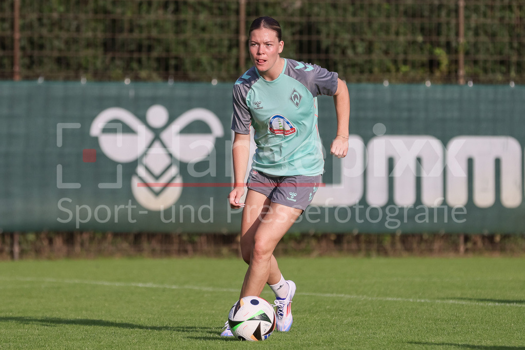 Fussball, Google Pixel Frauen-Bundesliga, Training SV Werder Bremen | v.li.: Juliane Wirtz (SV Werder Bremen, 28) am Ball, Freisteller, Einzelbild, Ganzkörper, Aktion, Action, Spielszene