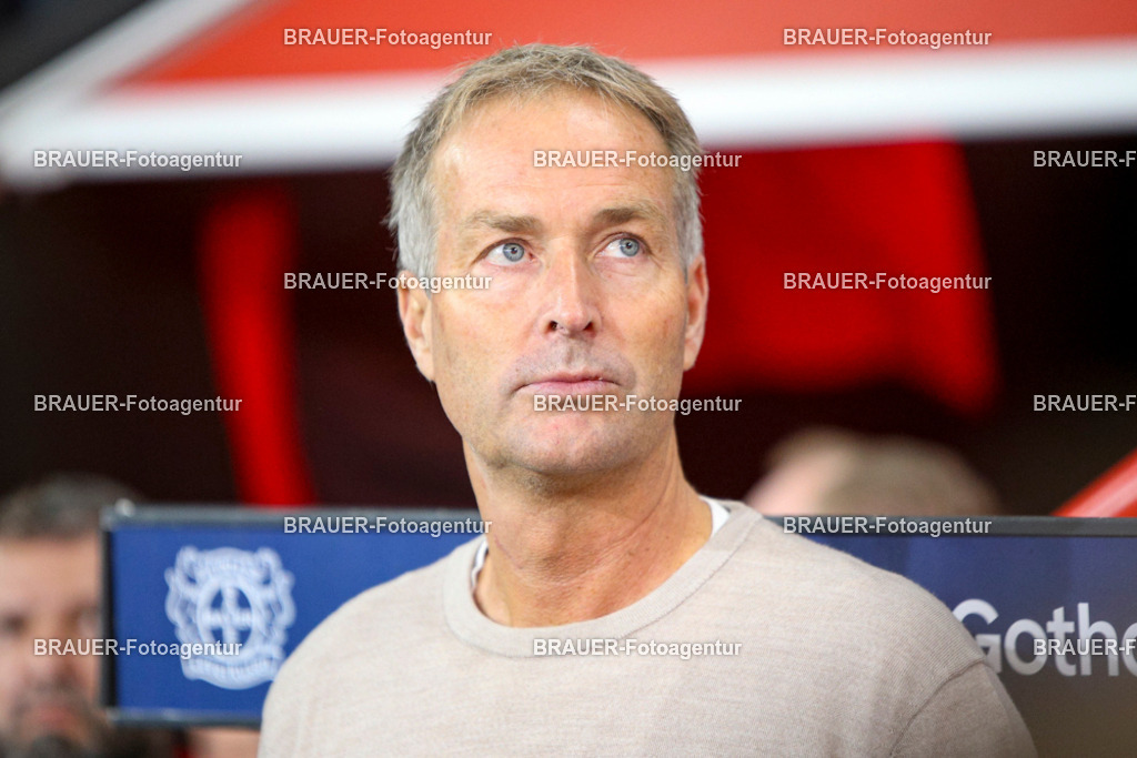 Bayer 04 Leverkusen vs Eintracht Frankfurt - Bundesliga  | Leverkusen, Deutschland, 12.09.25:   Trainer Kasper Hjulmand (Bayer 04 Leverkusen) schaut waehrend des Spiels der Bundesliga zwischen  Bayer 04 Leverkusen vs Eintracht Frankfurt in der BayArena(Foto von Brauer-Fotoagentur / Adrian Schlueter)