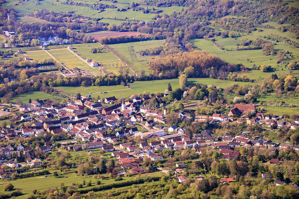 Luftbild: Ortsansicht aus Norden im Ortsteil Reinheim in Gersheim im Bundesland Saarland in Deutschland.Foto: IMG_154501.jpg vom 18.04.2026 durch Werner Riehm/FLY-FOTO.deAuflösung des Originals: 6000 x 4000 px