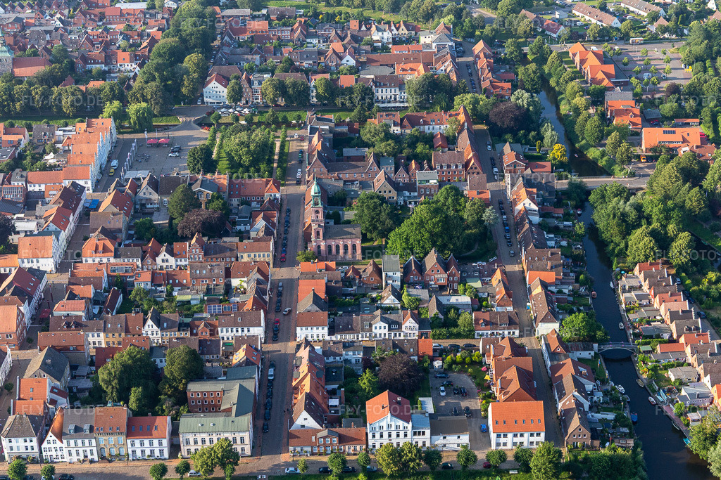 Luftbild: Straßenführung der bekannten Flaniermeile und Einkaufsstraße Prinzeßstraße in Friedrichstadt im Bundesland Schleswig-Holstein in Deutschland. Foto: IMG_0007296.jpg vom 16.07.2021 durch Werner Riehm/FLY-FOTO.de