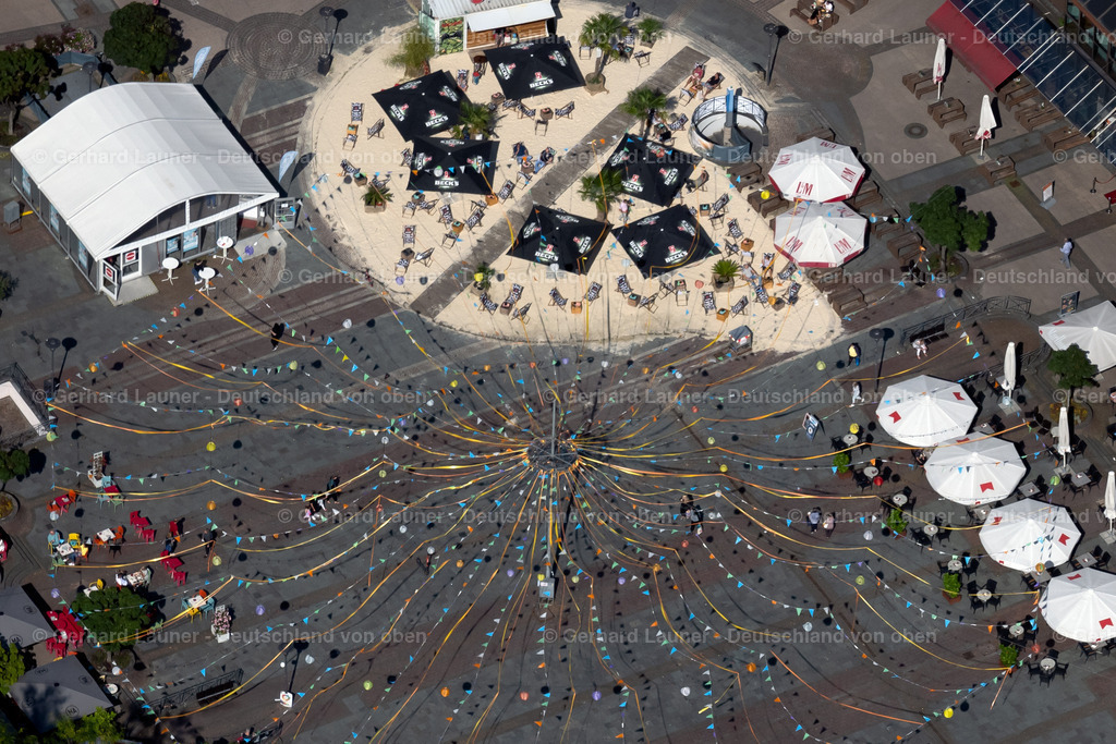 4050390 | ESSEN 25.08.2021 Platz- Ensemble " Kennedyplatz " im Innenstadt- Zentrum im Ortsteil Stadtkern in Essen im Ruhrgebiet im Bundesland Nordrhein-Westfalen, Deutschland. Weiterführende Informationen bei: Stadt Essen. // Ensemble space an place " Kennedyplatz " in the inner city center in the district Stadtkern in Essen at Ruhrgebiet in the state North Rhine-Westphalia, Germany. Further information at: Stadt Essen. Foto: Gerhard Launer