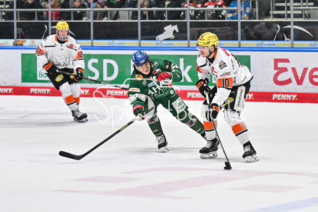 Augsburger Panther - Löwen Frankfurt | AUGSBURG, GERMANY - 16. JANUARY: im Duell Enrico HENRIQUEZ (Augsburger Panther 52) und Jakob LILJA (Löwen Frankfurt 10) während dem Match zwischen den Augsburger Panthern und den Löwen Frankfurt am 40. Spieltag der penny DEL im Curt Frenzel Stadion