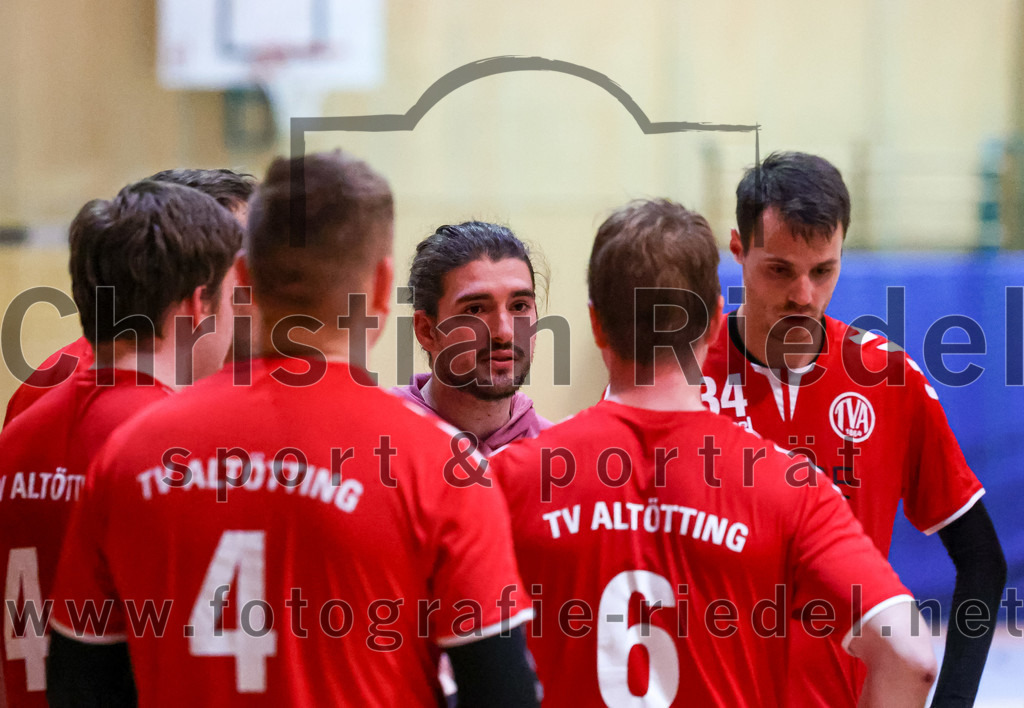 2022-11-12_080_SpVgg_Altenerding_III_gegen_TV_Altoetting_II | Erding, Deutschland, 12.11.2022:
Handball, Bezirksklasse Männer 2022 / 2023, 4. Spieltag, SpVgg Altenerding III gegen TV Altötting II, Endergebnis: 32:25

Trainer Simon Karl (TV Altötting), Christian Ecker (TV Altötting, #6), Johannes Resch (TV Altötting, #34)

Foto: Christian Riedel / fotografie-riedel.net