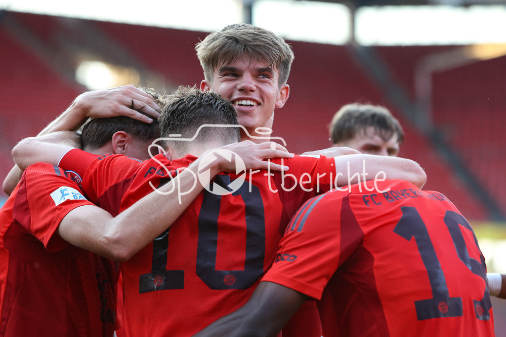 1. FC Nürnberg II - FC Bayern Amateure | Jubel nach dem Treffer zum 1-1 durch Timo Kern (FCB #10) / Treffer / Freude / Torschuezte