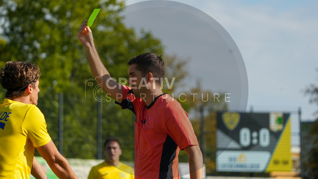 Fußball, Herren, Saison 2025/2026, Regionalliga Nordost, 10. Spieltag, FSV 63 Luckenwalde vs. BSG Chemie Leipzig, Samstag 27.09.2025, Werner-Seelenbinder-Stadion Luckenwalde, | Fußball, Herren, Saison 2025/2026, Regionalliga Nordost, 10. Spieltag, FSV 63 Luckenwalde vs. BSG Chemie Leipzig, Samstag 27.09.2025, Werner-Seelenbinder-Stadion Luckenwalde, Im Bild: Schiedsrichter Christoph Beblik zeigt die gelbe Karte. - Realisiert mit Pictrs.com