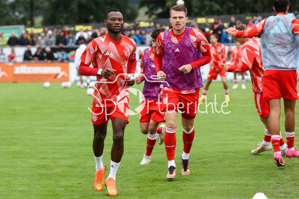DJK Vilzing - FC Bayern Amateure | Die Spieler der Amateure machen sich vor der Partie zusammen warm / Desire SEGBE AZANKPO (FCB #34) / Steve BREITKREUZ (FCB 26)