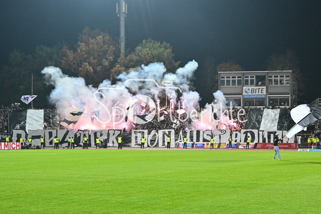 SSV Ulm 1846 Fussball - FC Schalke 04 | Die Fans der Ulmer haben eine Choreo zu Spielbeginn / Ultras / Pyro / Pyrotechnik / Rauch / Feuer / 2. Bundesliga: SSV Ulm 1846 Fussball - FC Schalke 04, Donaustadion am 01.11.2024