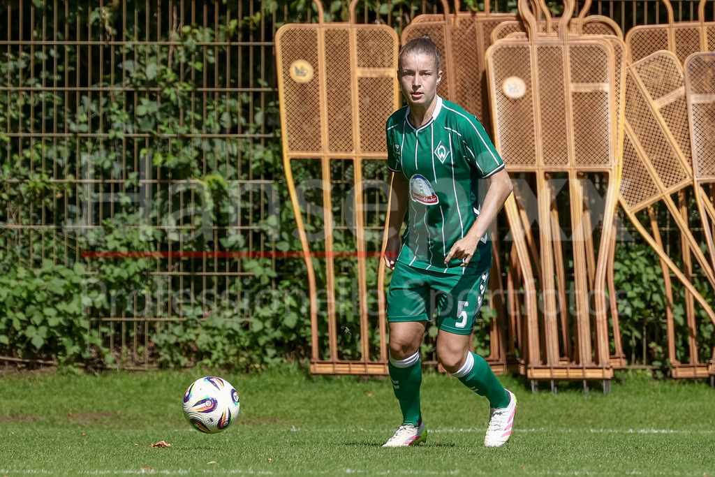 Fussball, Testspiel Frauen, SV Werder Bremen - SC Heerenveen | Michelle Ulbrich (SV Werder Bremen, 5) am Ball, Freisteller, Einzelbild, Ganzkörper, Aktion, Action, Spielszene