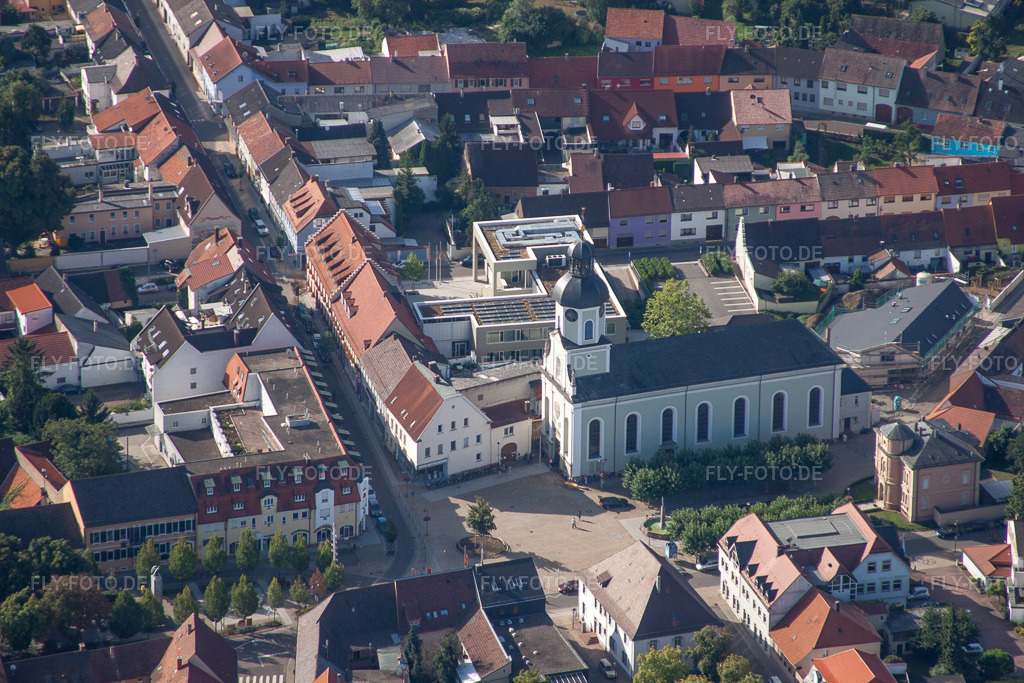 Luftbild: Kirchengebäude von St. Maria im Altstadt- Zentrum der Innenstadt in Philippsburg im Bundesland Baden-Württemberg in Deutschland. Foto: IMG_52251.jpg vom 19.08.2012 durch Werner Riehm/FLY-FOTO.de