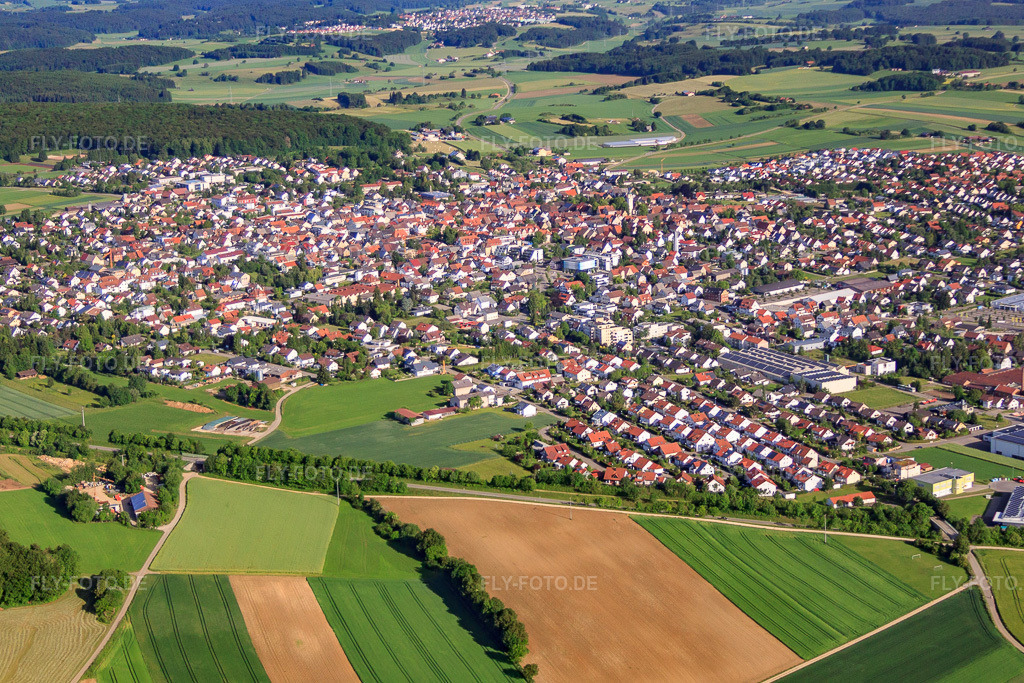 Luftbild: Ortsansicht von Südosten in Laichingen im Bundesland Baden-Württemberg in Deutschland. Foto: IMG_67306.jpg vom 08.06.2014 durch Werner Riehm/FLY-FOTO.deAuflösung des Originals: 4478 x 2985 px