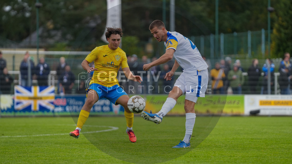 Fußball, Herren, Saison 2025/2026, Regionalliga Nordost, 11. Spieltag, FSV 63 Luckenwalde vs. FC Carl-Zeiss Jena, Samstag 05.10.2025, Werner-Seelenbinder-Stadion Luckenwalde, | Fußball, Herren, Saison 2025/2026, Regionalliga Nordost, 11. Spieltag, FSV 63 Luckenwalde vs. FC Carl-Zeiss Jena, Samstag 05.10.2025, Werner-Seelenbinder-Stadion Luckenwalde, Im Bild: Max Hathaway (l. Luckenwalde) und Moritz Fritz (r. jena) - Realisiert mit Pictrs.com