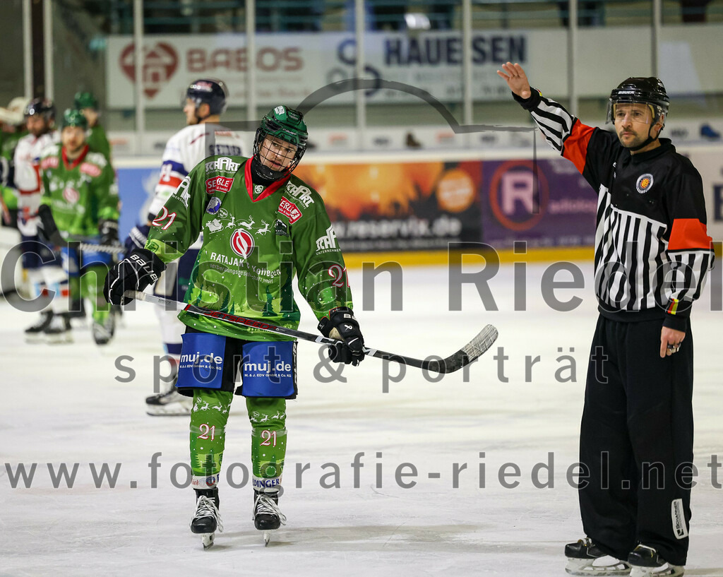 2023-12-17_087_TSV_Erding_gegen_ESC_Kempten | Erding, Deutschland, 17.12.2023:
Eishockey, Bayernliga Vorrunde 2023 / 2024, 18. Spieltag, TSV Erding gegen ESC Kempten, Endergebnis: 5:1

Erik Modlmayr (Erding Gladiators, #21)

Foto: Christian Riedel / fotografie-riedel.net