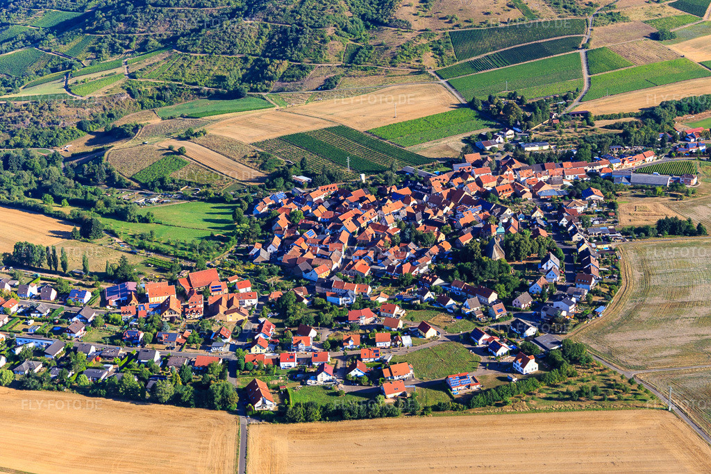Luftbild: Dorfübersicht aus Südosten in Duchroth im Bundesland Rheinland-Pfalz in Deutschland. Foto: IMG_109894.jpg vom 06.08.2018 durch Werner Riehm/FLY-FOTO.de