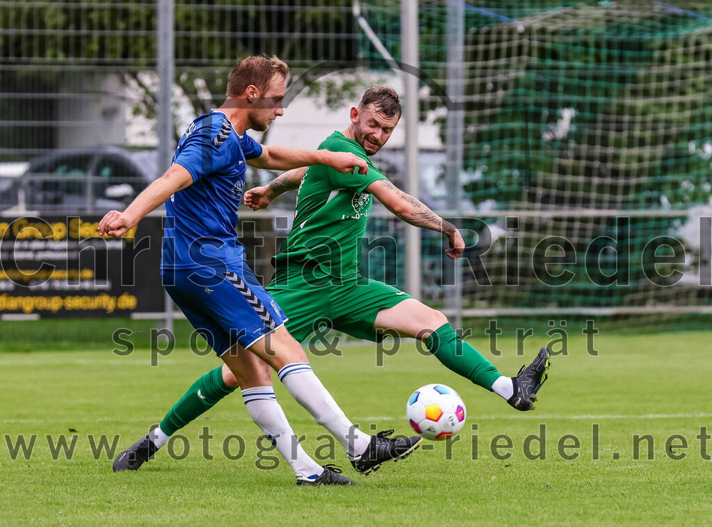2023-08-04_099_FC_Forstern_gegen_FC_Langengeisling_II | Forstern, Deutschland, 04.08.2023:
Fußball, Kreisklasse 2023 / 2024, 1. Spieltag, FC Forstern gegen FC Langengeisling II, Endergebnis: 2:1

Kilian Kaiser (FC Langengeisling, #14), Andreas Ullmann (FC Forstern, #11)

Foto: Christian Riedel / fotografie-riedel.net