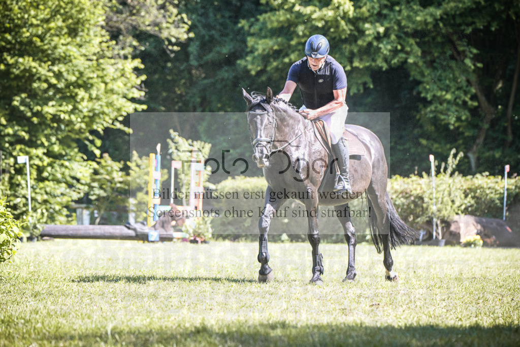 DOS_0134 | Entdecke hochwertige Reitturnierfotos von Foto Oger. Professionell, emotional und authentisch – jetzt Lieblingsmomente im Shop bestellen.Deutschlandweite Turnierfotografie. - Realisiert mit Pictrs.com