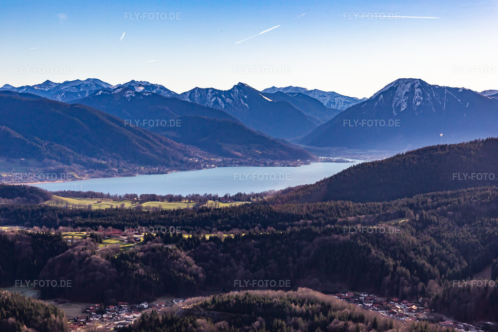 Luftbild: Ortsansicht von Nordwesten im Ortsteil Holz in Tegernsee im Bundesland Bayern in Deutschland. Foto: IMG_139630.jpg vom 28.12.2023 durch Werner Riehm/FLY-FOTO.de