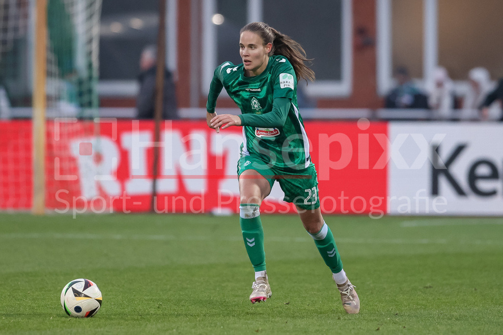 Fussball, Google Pixel Frauen-Bundesliga, SV Werder Bremen - VfL Wolfsburg | v.li.: Hanna Nemeth (SV Werder Bremen, 23) am Ball, Freisteller, Einzelbild, Ganzkörper, Aktion, Action, Spielszene, DIE DFB-RICHTLINIEN UNTERSAGEN JEGLICHE NUTZUNG VON FOTOS ALS SEQUENZBILDER UND/ODER VIDEOÄHNLICHE FOTOSTRECKEN. DFB REGULATIONS PROHIBIT ANY USE OF PHOTOGRAPHS AS IMAGE SEQUENCES AND/OR QUASI-VIDEO.