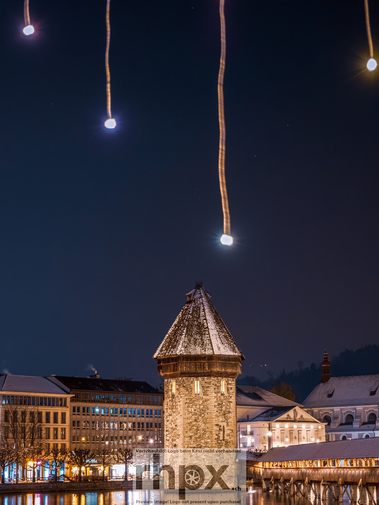 Luzerner Lichterzauber | Wahrzeichen. Winter. Glanz.Der historische Wasserturm präsentiert sich unter winterlichem Nachthimmel in mystischer Atmosphäre. Abstrakte Lichtspiele über der Kapellbrücke verleihen dem Luzerner Wahrzeichen einen Hauch von Magie und zeitloser Eleganz.Wähle unter "Produktauswahl" dein Wunschformat: Vom klassischen Wandbild über Puzzle &amp; Tassen bis zum digitalen Download (z.B. als Handy-Hintergrund). - Realisiert mit Pictrs.com