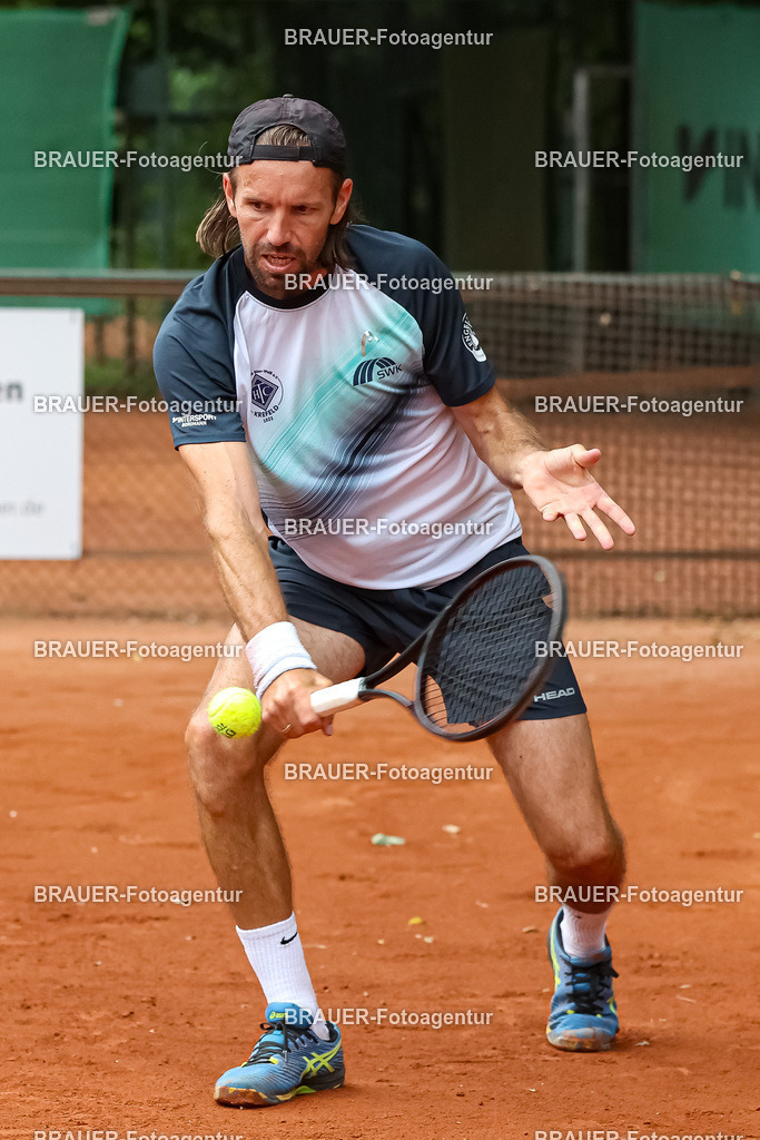 HTC Blau-Weiß Krefeld - LTTC Rot-Weiß Berlin  | Krefeld, Deutschland 21.07.2023, Gero Kretschmer (HTC Blau-Weiß Krefeld) gegen Nino Ehrenschneider (LTTC Rot-Weiss Berlin) ,

bei der 2. Tennis Bundesliga Nord Begegnung zwischen HTC Blau-Weiß Krefeld und LTTC Rot-Weiß Berlin am 21.07.2023 in Krefeld.

(Foto: BRAUER-Fotoagentur)
 
