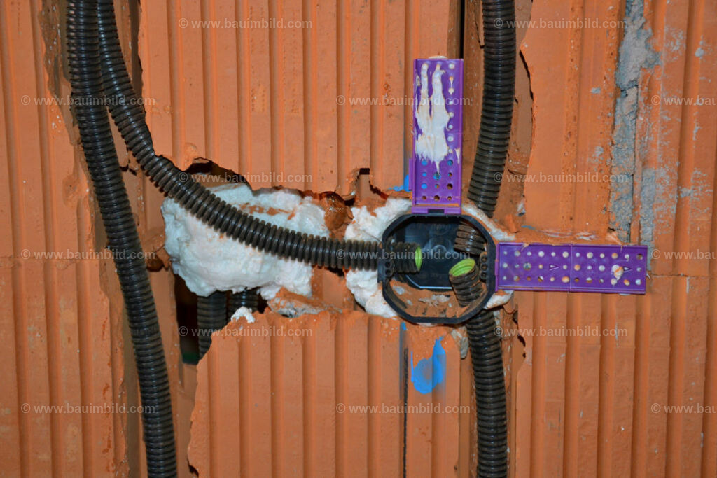 bib-lg17-elektroinstallation-0143 | Nach LV-Leistungsgruppen sortierte Detailfotos über den Bau eines Hauses. Alle Hausbau-Bilder direkt vom Urheber und Autor der Website Haus-Selber-Bauen.com