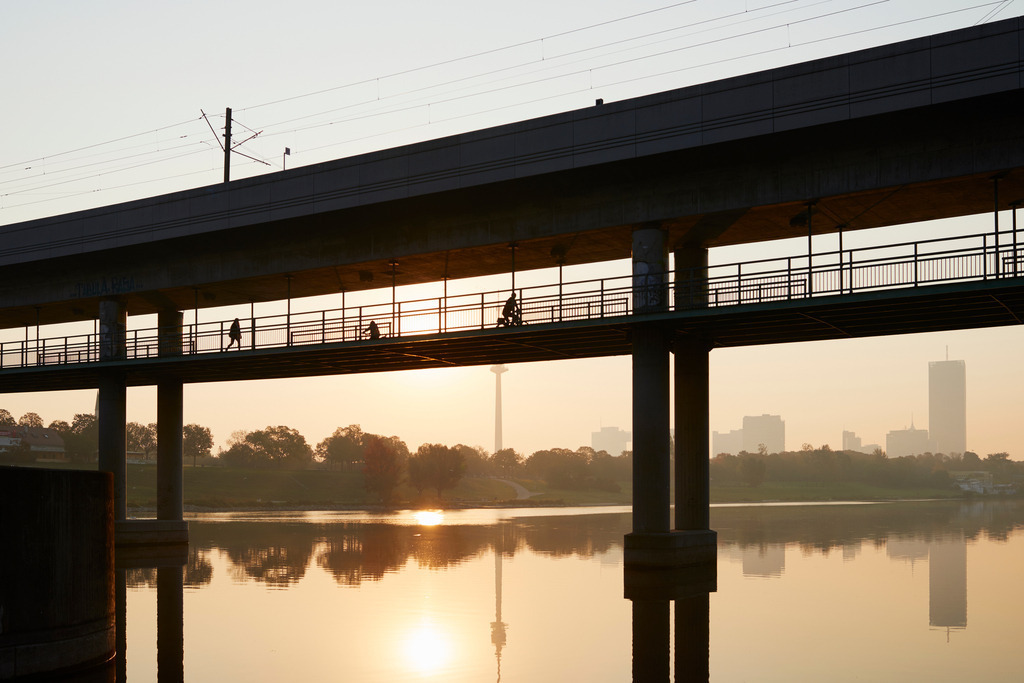 Georg-Danzer-Steg im Morgenlicht | Wien, Austria - October 11, 2018: Georg-Danzer-Steg mit Radfahrer und Fussgänger im Morgenlicht. - Realisiert mit Pictrs.com