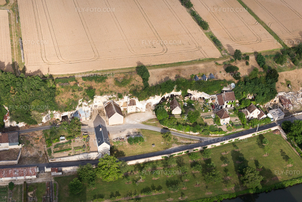 Aerial view: View of the town in Thoré-la-Rochette in the state Loir et Cher, France. – Photo: IMG_101120.jpg taken on 06/24/2017 by Werner Riehm/FLY-FOTO.com – Resolution of the original: 4538 x 3026 px