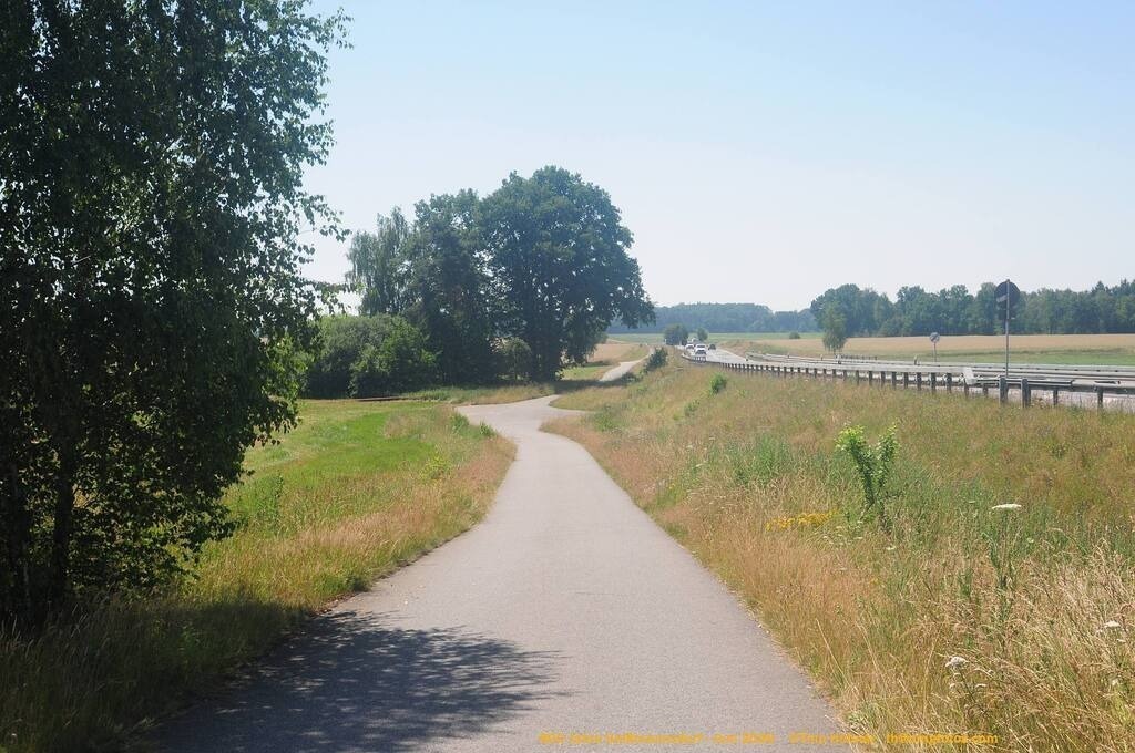 Geißmannsdorf-2026-Ortsbilder-180 | Geißmannsdorf bei Bischofswerda im Sommer 2026. Ein fotografischer Streifzug durch das Dorf Geißmannsdorf, mit Gebäuden, Straßen, Strohpuppen und geschmückten Vorgärten und Grundstücken anlässlich der 800-Jahr-Feier von Geißmannsdorf im Juni 2026 - Realisiert mit Pictrs.com