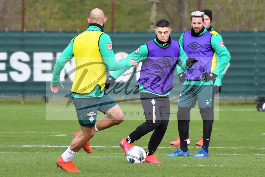 20200212_TRASVW_0095 | Fussball, Herren: Milot Rashica (Werder Bremen) in Aktion, am Ball, Einzelaktion waehrend der Trainingseinheit des SV Werder Bremen auf dem wohninvest Weserstadion Trainingsplatz am 12.02.2020 in Bremen, Deutschland. - Realisiert mit Pictrs.com