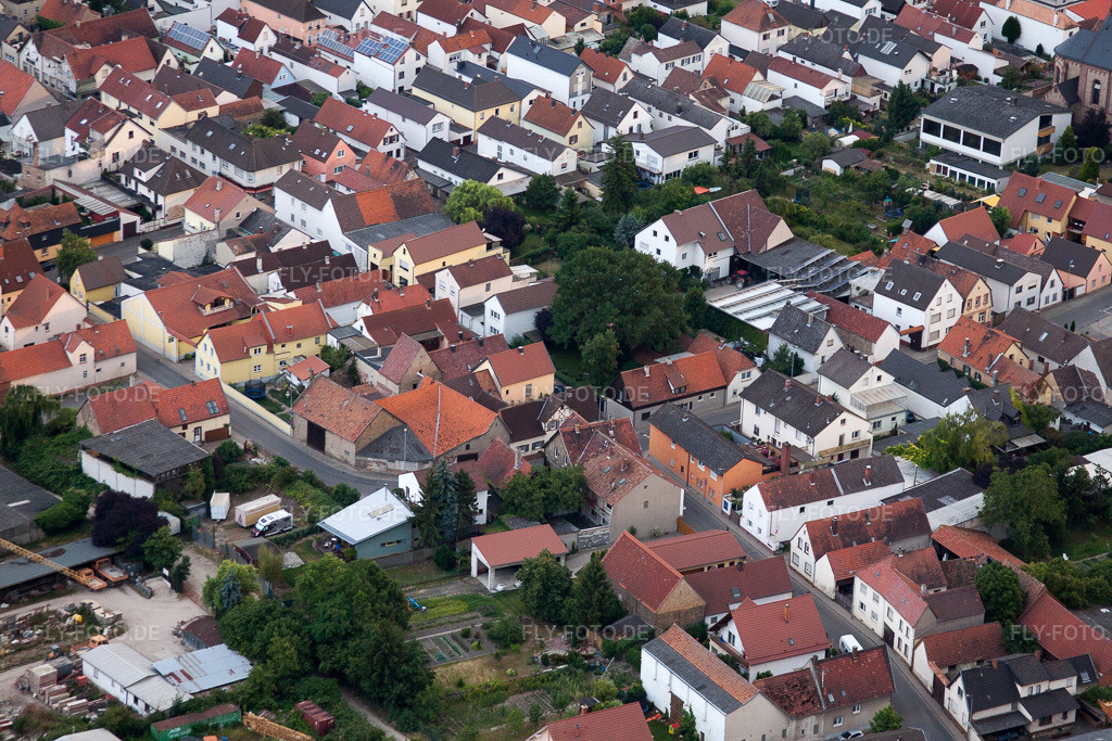 Luftbild: Roxheimer Straße im Ortsteil Bobenheim in Bobenheim-Roxheim im Bundesland Rheinland-Pfalz in Deutschland. Foto: IMG_69164.jpg vom 24.06.2014 durch Werner Riehm/FLY-FOTO.de